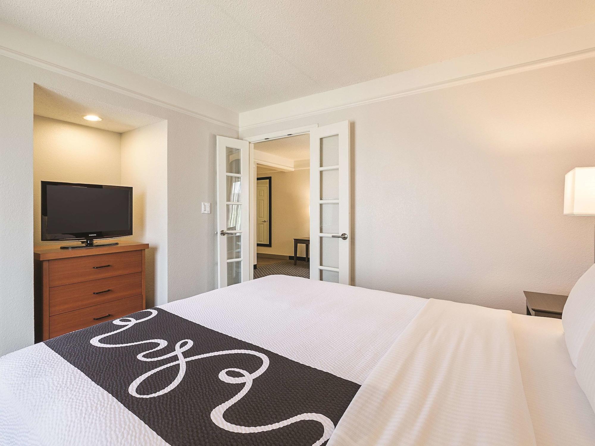 Hotel La Quinta By Wyndham Dallas West 3*