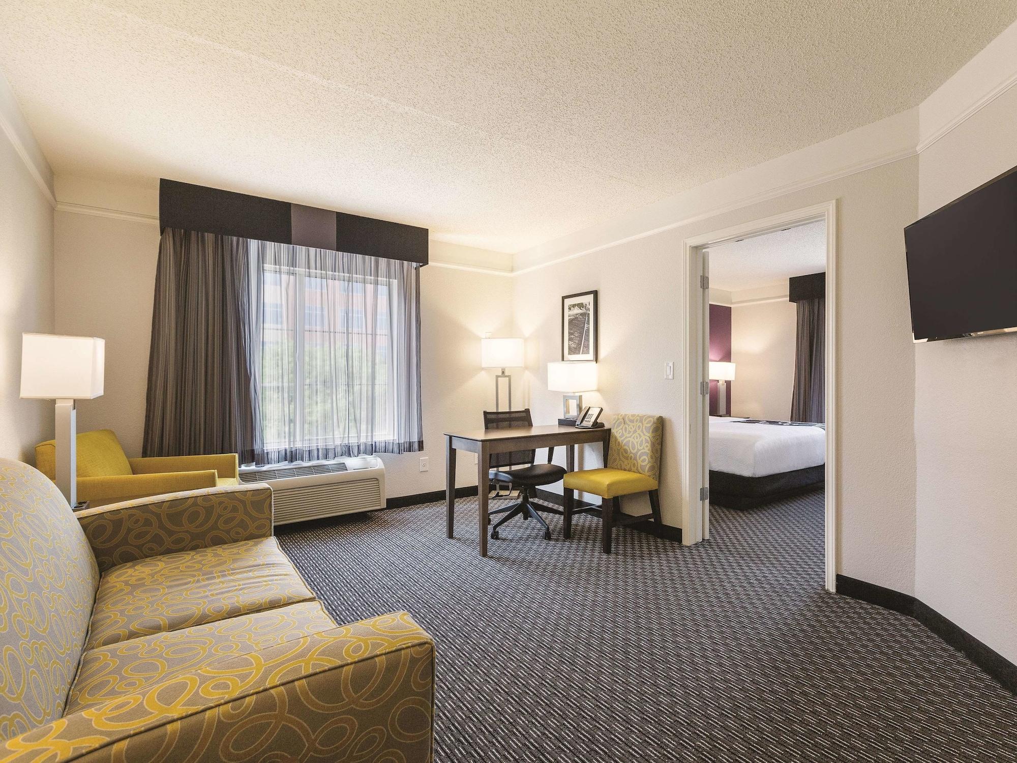 Hotel La Quinta By Wyndham Dallas West 3*