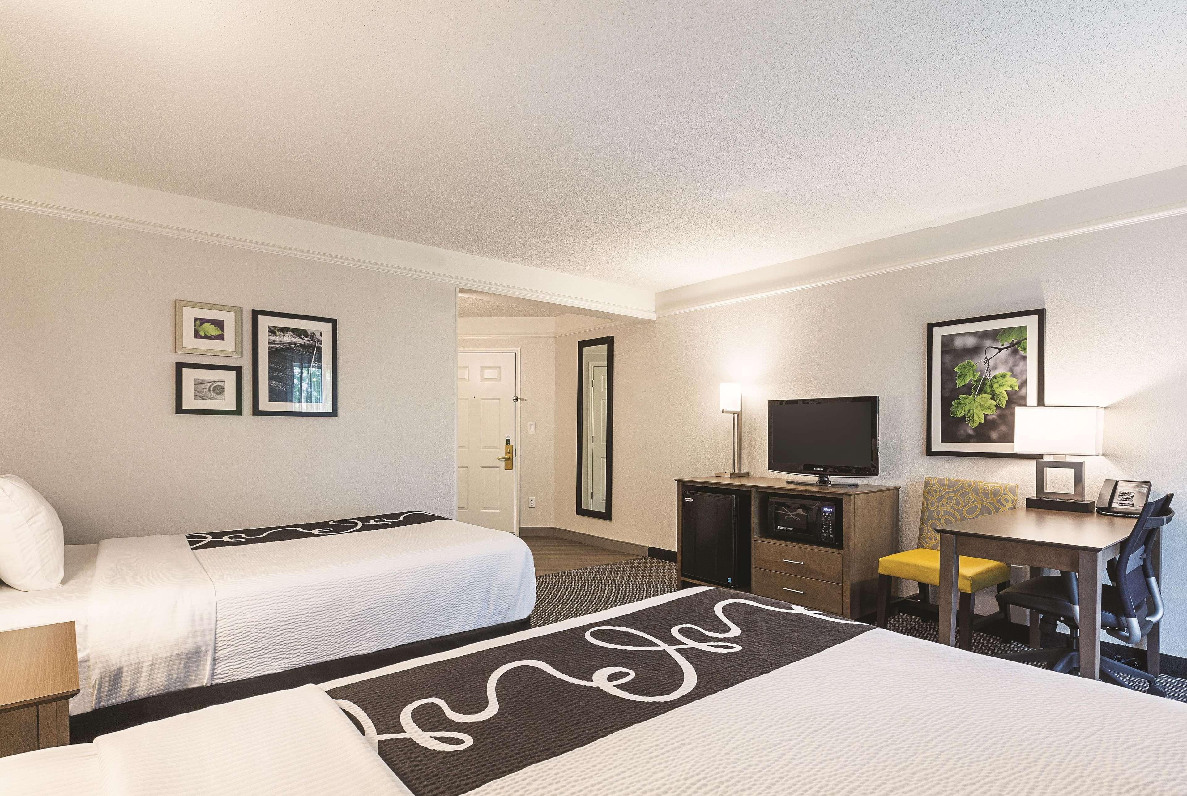 Hotel La Quinta By Wyndham Dallas West 3*