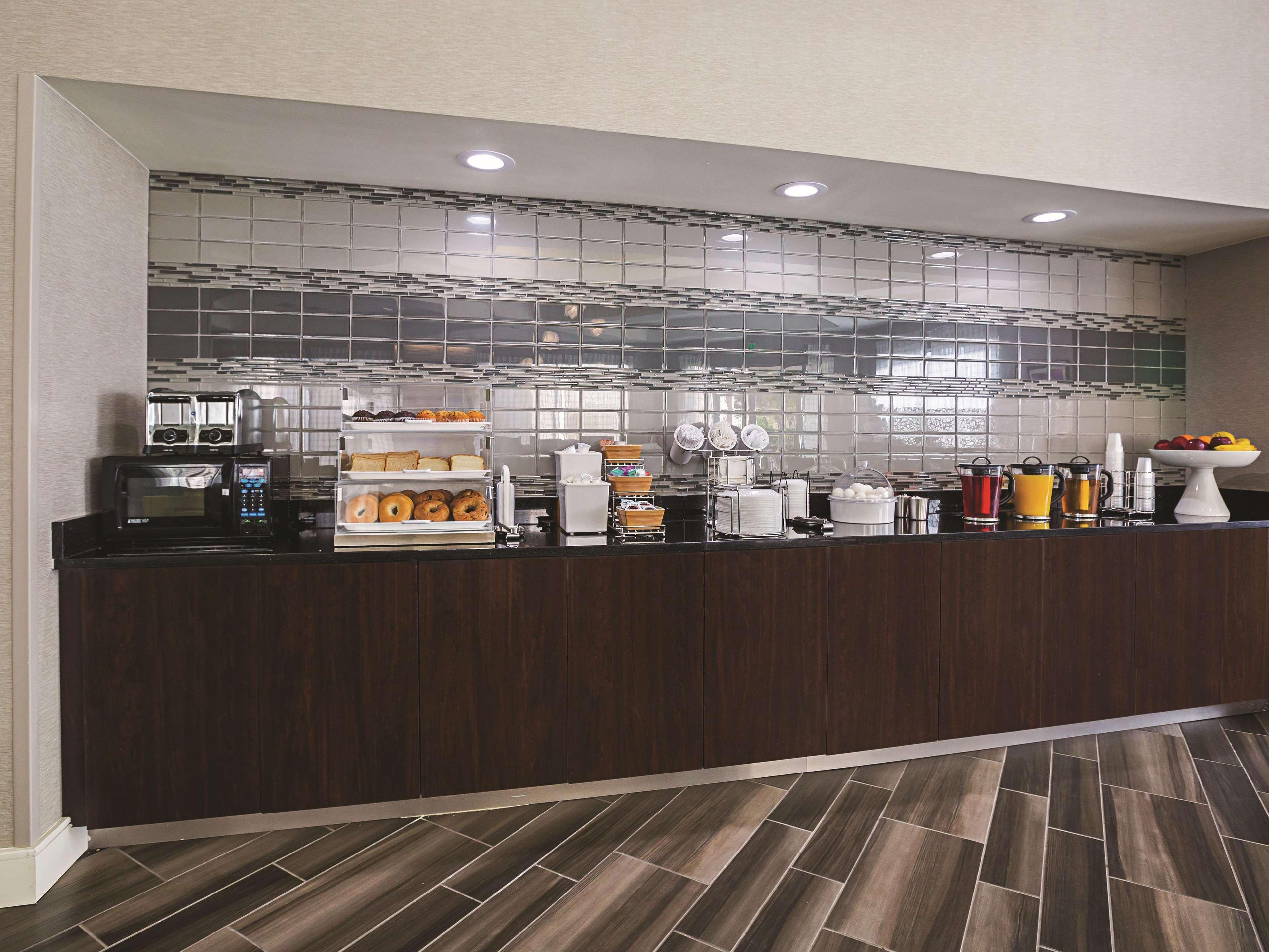 La Quinta By Wyndham Dallas West Hotel
