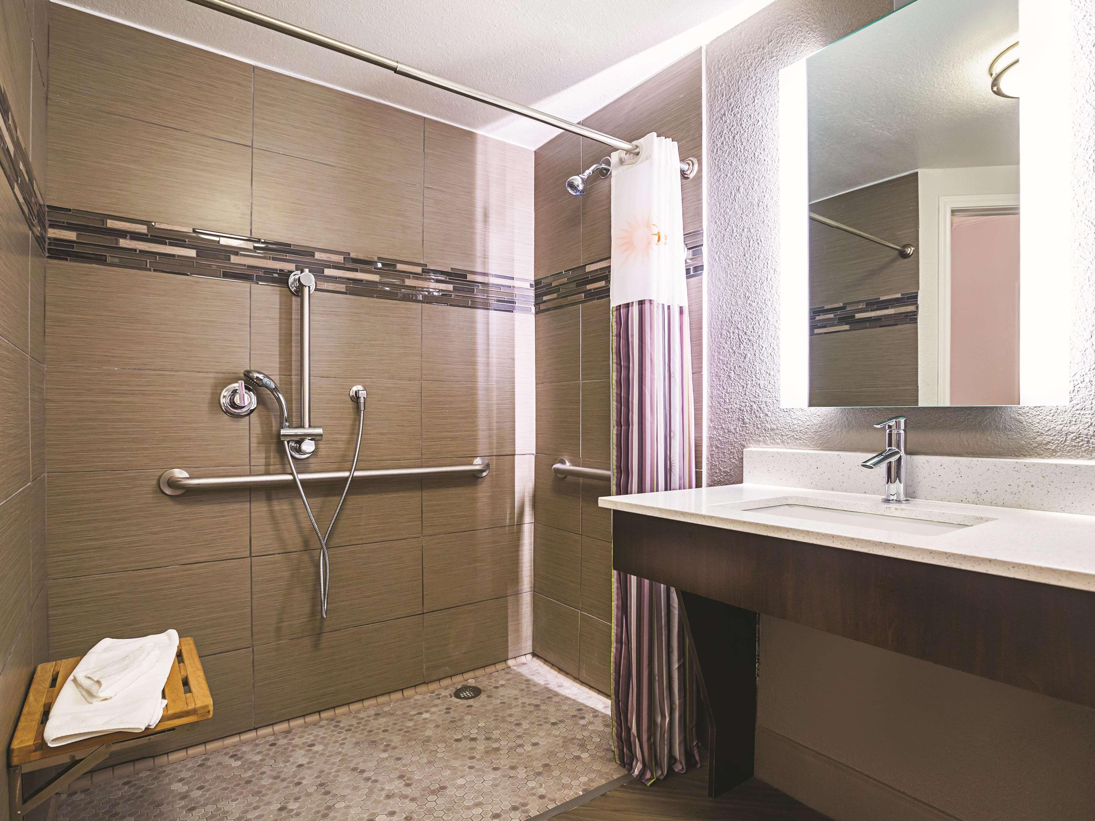 La Quinta By Wyndham Dallas West Hotel