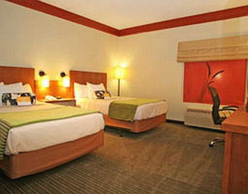 La Quinta By Wyndham Dallas West Hotel 3*