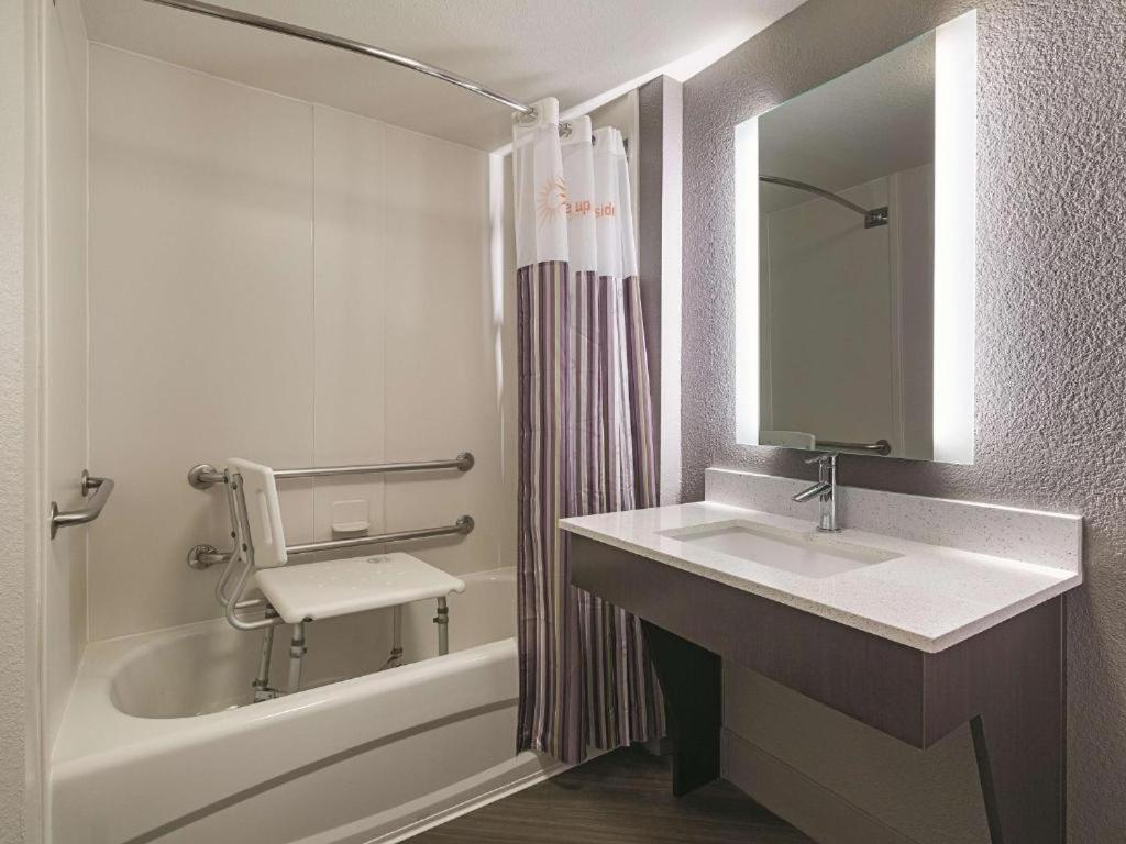 Hotel La Quinta By Wyndham Dallas West 3*